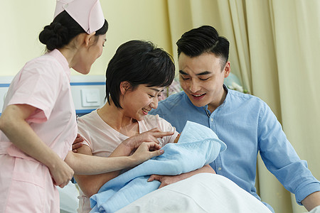 医院中年人不看镜头护士和新生儿的父母图片