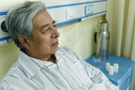 病人放松仅一个老年男人生病的老人在病房图片