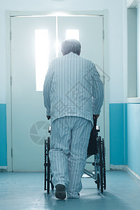 专业技能睡衣健康技能老年男人在医院走廊背景