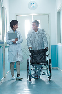 摄影协助步行医生和老年男人在医院走廊图片