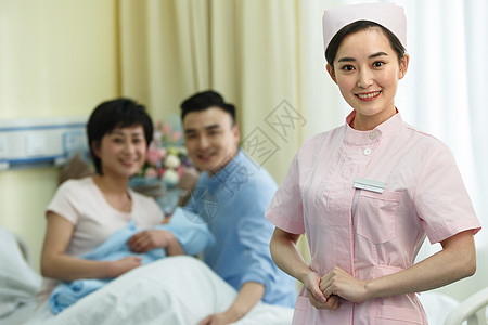 30岁到34岁青年女人医疗器械护士和新生儿的父母图片