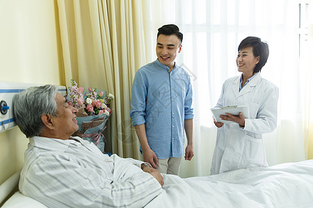 病人家属疗养院医务工作者和患者在病房背景
