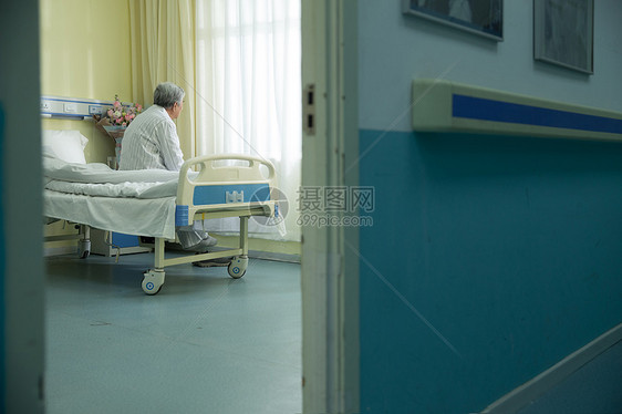 床医疗老年男人生病的老人在病房图片