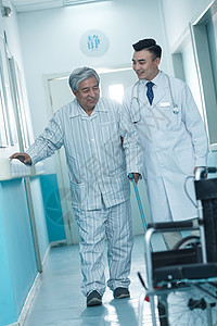 亚洲人户内轮椅医生和老年男人在医院走廊图片