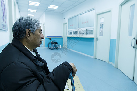 厚衣服亚洲人仅一个老年男人生病的老人在医院图片