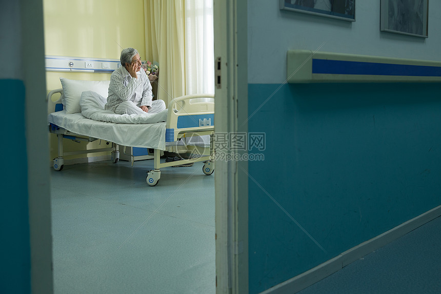老年男人睡衣男人生病的老人在病房图片