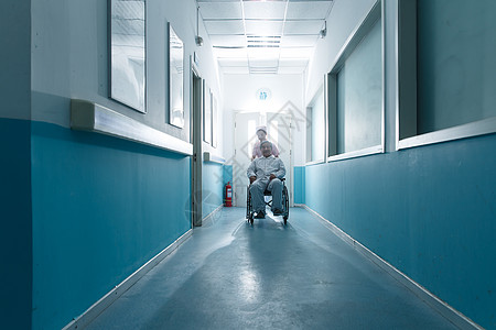 现代20多岁老年人护士和老年男人在医院走廊高清图片