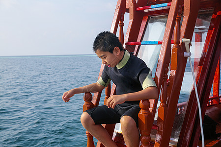 旅游目的地船零件旅途男孩在船上图片