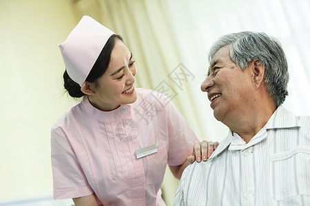 技术服务疗养院老年男人东亚护士和患者在病房里背景