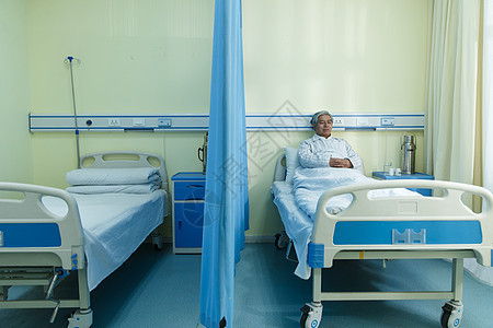 坐着疗养院窗户生病的老人在病房图片