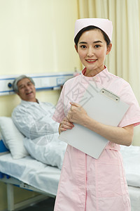 注视镜头25岁到29岁人护士和患者在病房里图片