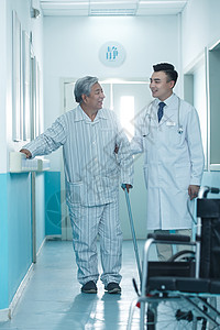 工作人员医疗退休医护服医生和老年男人在医院走廊背景
