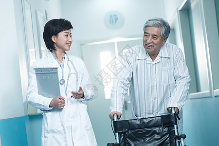 制服彩色图片现代医生和老年男人在医院走廊图片