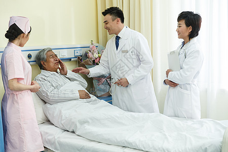 老人身体关注老人病科医务工作者和患者在病房里图片