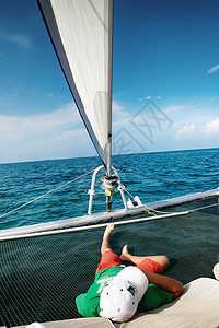 躺在船里男孩海景度假船零件男孩在船上背景