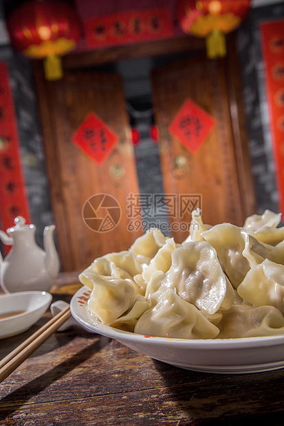 门口年夜饭传统节日春节吃饺子图片