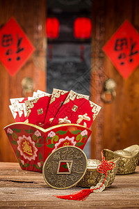 新年门口传统春联古典式红包和古币背景