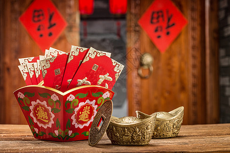 传统节日传统文化影棚拍摄红包和古币图片