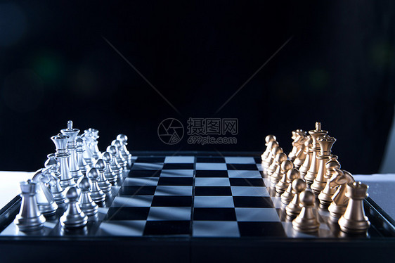 对抗影棚拍摄排列国际象棋图片