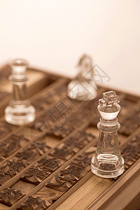 棋盘棋子垂直构图活字印刷和国际象棋图片