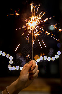 东亚新年愿望手拿烟花图片