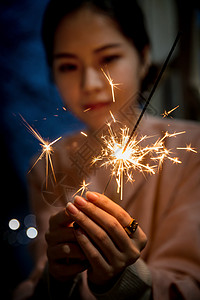 照亮灯光礼花青年女人放烟花背景图片