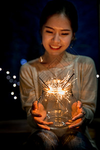 圣诞节春节明亮青年女人放烟花图片