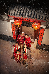 传统文化注视镜头祖父母快乐家庭过新年图片