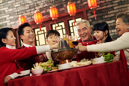 福字夫妇餐桌幸福家庭吃团圆饭图片