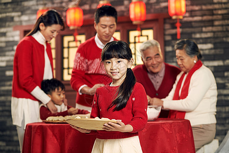 男人老年男人大家庭幸福家庭过年包饺子高清图片