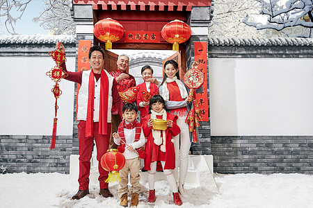 中国结厚衣服门口过年快乐家庭过新年背景