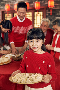 新年前夕做饭亚洲幸福家庭过年包饺子高清图片