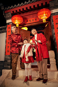 户外传统节日灯笼老人和孙女过新年图片