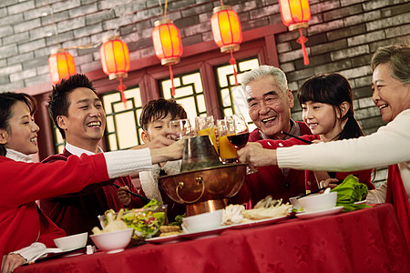 孩子吃饭老年男人火锅东方人幸福家庭吃团圆饭背景