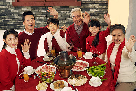 25岁到29岁兴奋亚洲人幸福家庭吃团圆饭图片