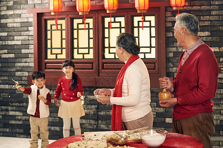 隔辈亲两个孩子的家庭团圆饭幸福家庭过年包饺子图片