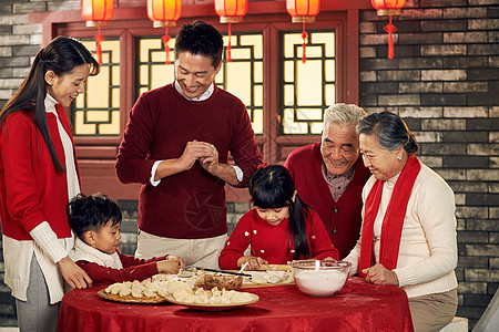 团圆户外关爱幸福家庭过年包饺子高清图片