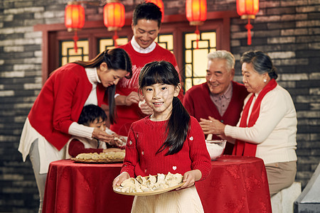 春节房屋男人幸福家庭过年包饺子图片