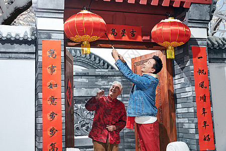 中式门父子过年挂红灯笼背景