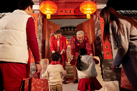 一对老人背影温馨文化春节老人迎接孩子回家过年背景