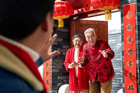 中式门半身像温馨三个人老人迎接孩子回家过年背景