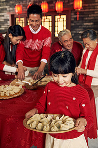 中年服装半身像年夜饭五个人幸福家庭过年包饺子背景