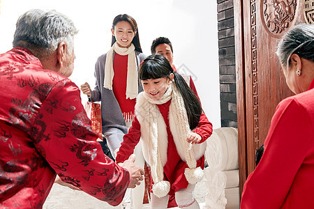 冬天亚洲庭院老人迎接孩子回家过年图片