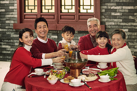 祖父母高兴幸福家庭吃团圆饭图片