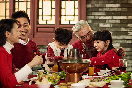 元素传统文化男人幸福家庭吃团圆饭图片