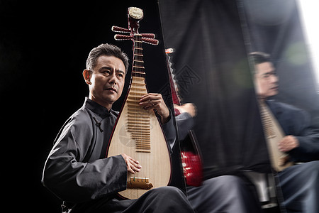阶梯民国民间音乐镜子复古男艺术家在弹琵琶背景