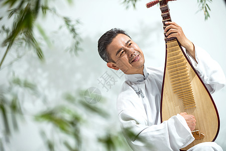 50多岁技能传统文化男艺术家在弹琵琶图片