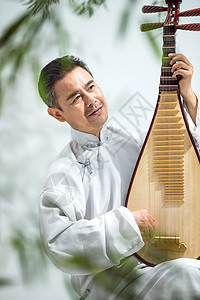 中年人士乐趣现代个男艺术家在弹琵琶背景