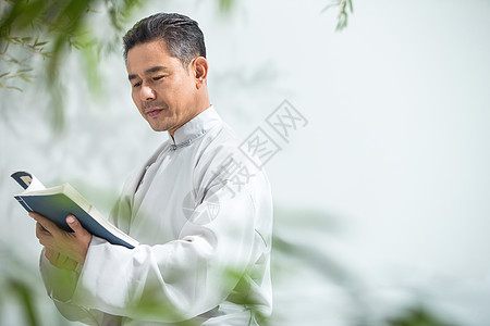 唐装中老年男人看书图片