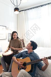 爱温馨关爱快乐情侣在家演奏乐器背景图片